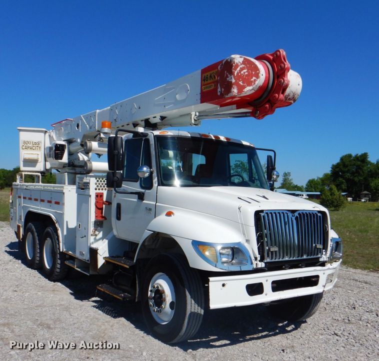 image for item HX9236 2004 International 7400  bucket truck