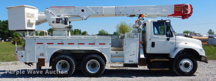 image for item HX9236 2004 International 7400  bucket truck