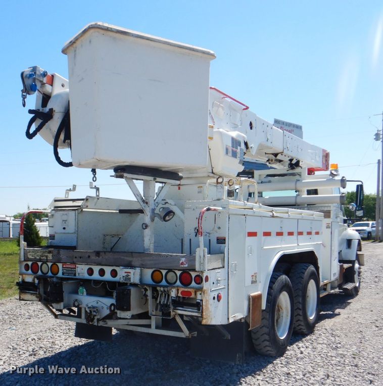 image for item HX9236 2004 International 7400  bucket truck