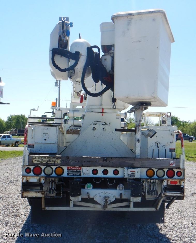 image for item HX9236 2004 International 7400  bucket truck