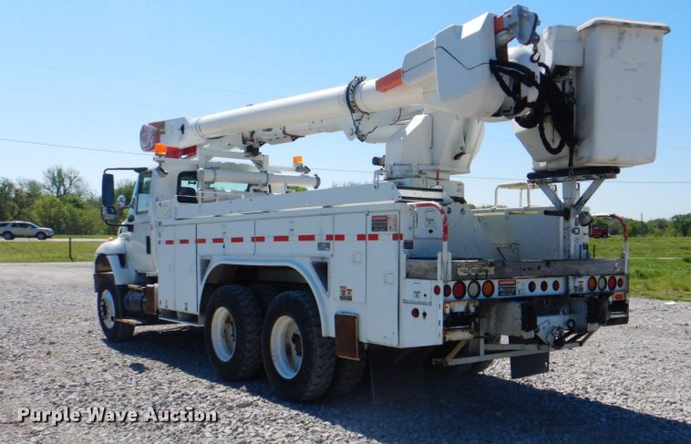 image for item HX9236 2004 International 7400  bucket truck