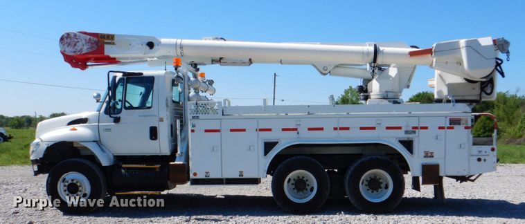 image for item HX9236 2004 International 7400  bucket truck