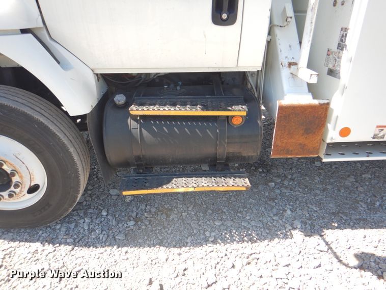 image for item HX9236 2004 International 7400  bucket truck