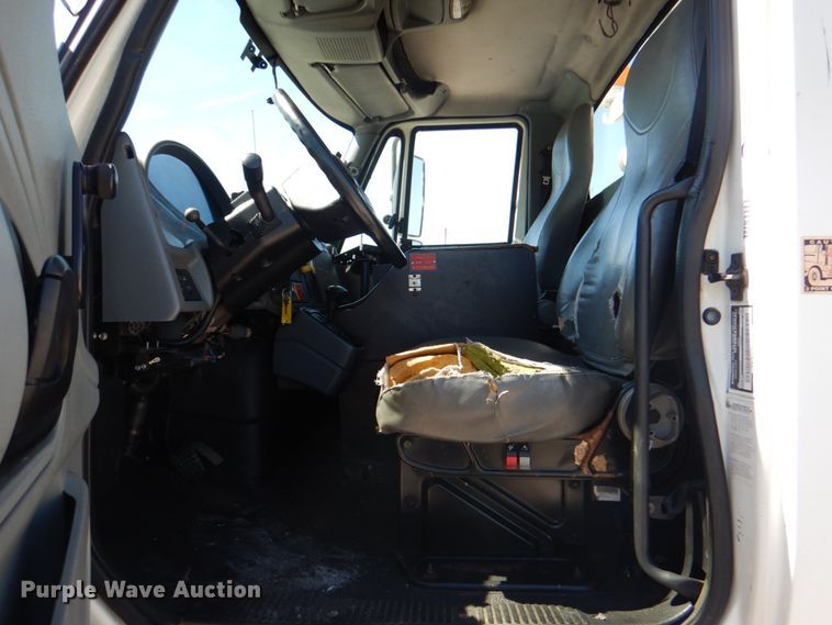 image for item HX9236 2004 International 7400  bucket truck