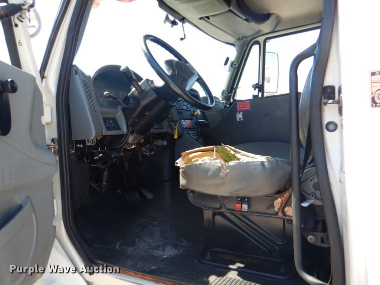 image for item HX9236 2004 International 7400  bucket truck