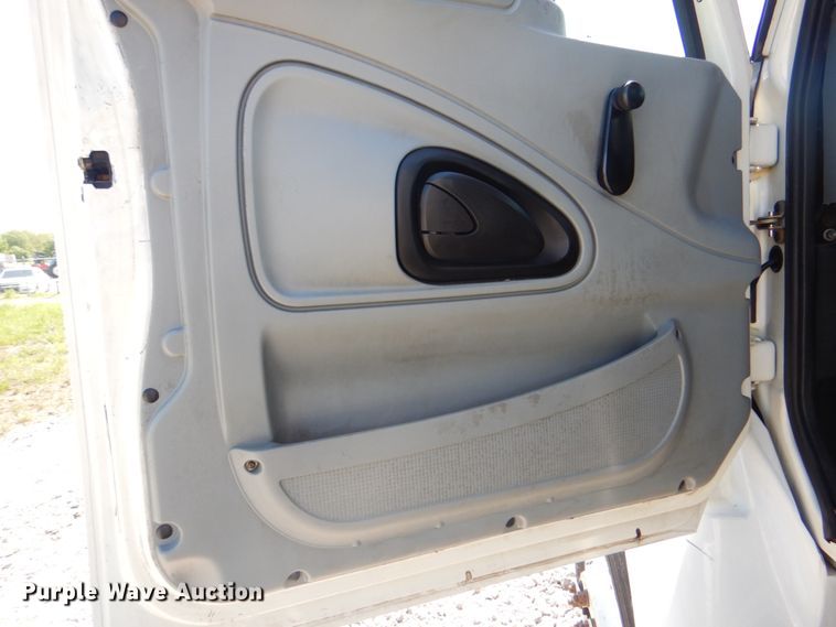 image for item HX9236 2004 International 7400  bucket truck