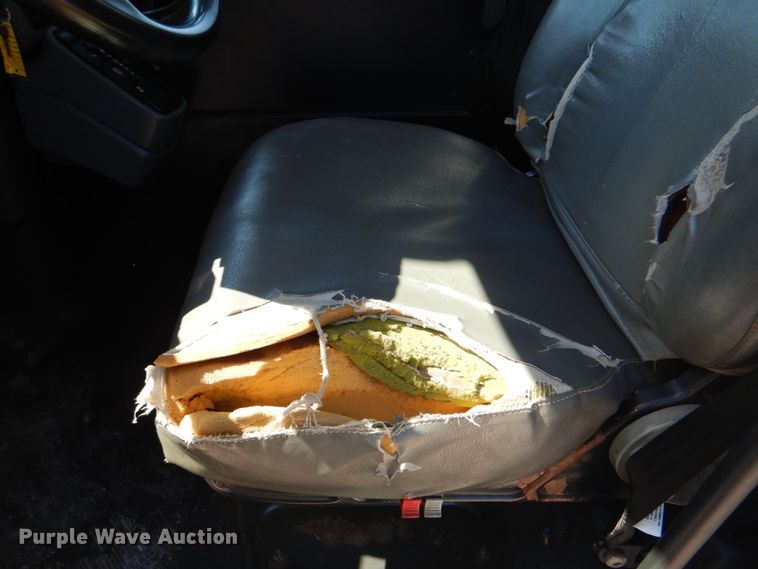 image for item HX9236 2004 International 7400  bucket truck