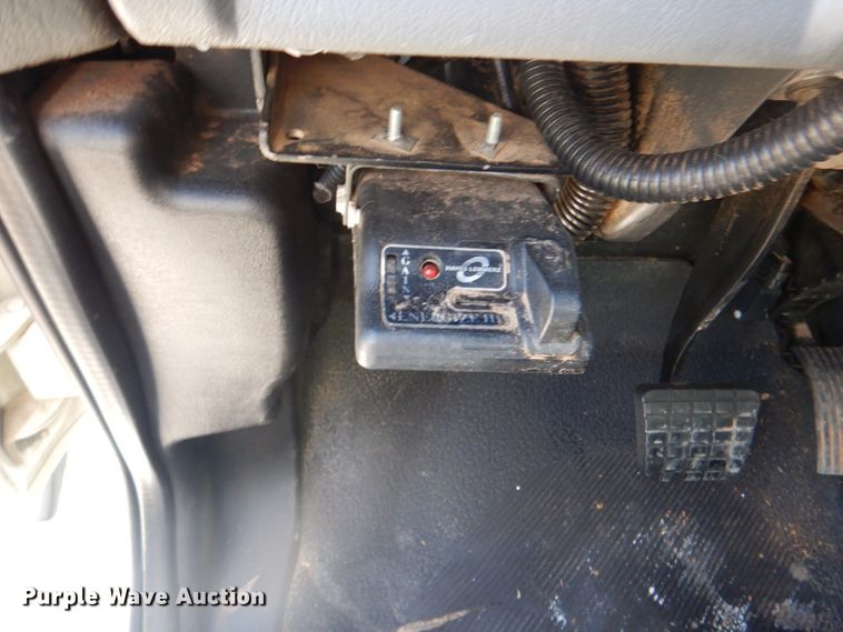 image for item HX9236 2004 International 7400  bucket truck