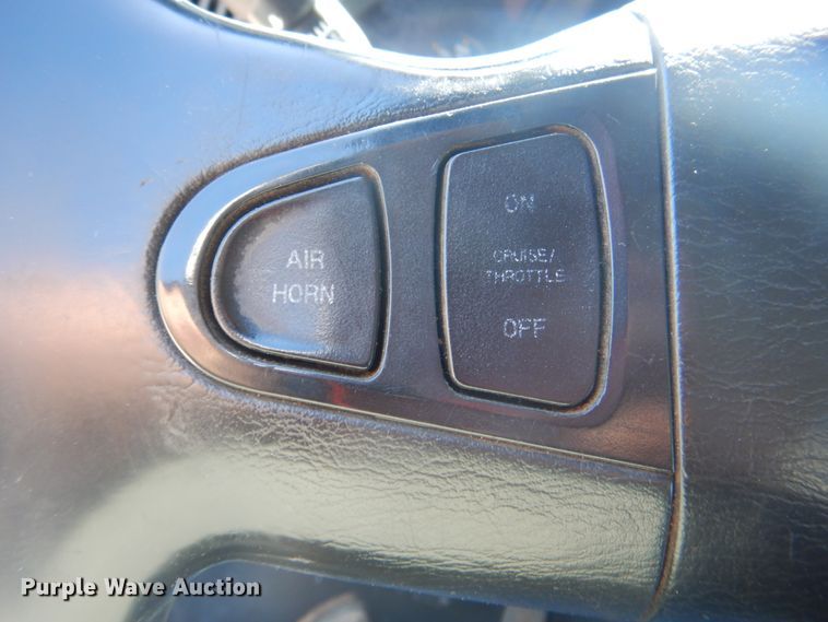 image for item HX9236 2004 International 7400  bucket truck