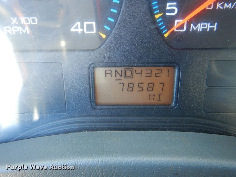 image for item HX9236 2004 International 7400  bucket truck