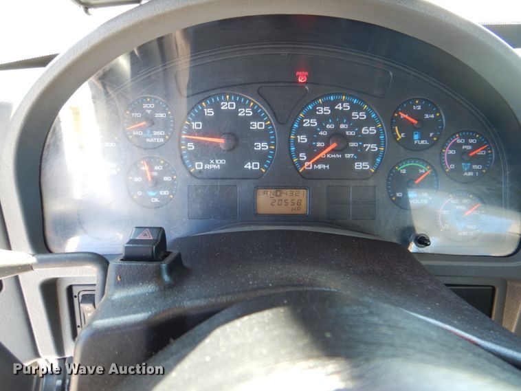 image for item HX9236 2004 International 7400  bucket truck