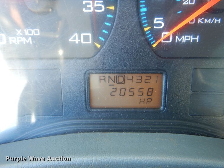 image for item HX9236 2004 International 7400  bucket truck