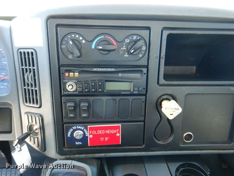 image for item HX9236 2004 International 7400  bucket truck