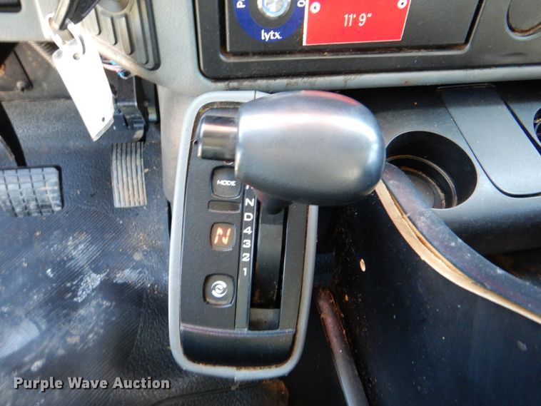 image for item HX9236 2004 International 7400  bucket truck