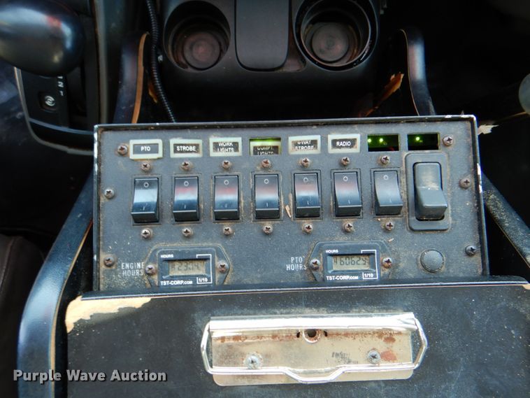 image for item HX9236 2004 International 7400  bucket truck