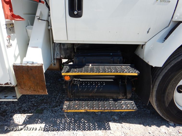 image for item HX9236 2004 International 7400  bucket truck