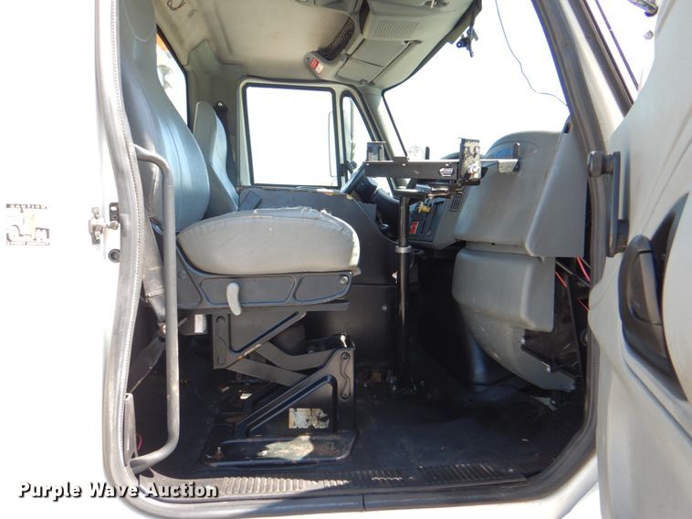 image for item HX9236 2004 International 7400  bucket truck