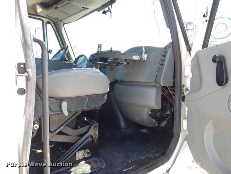 image for item HX9236 2004 International 7400  bucket truck