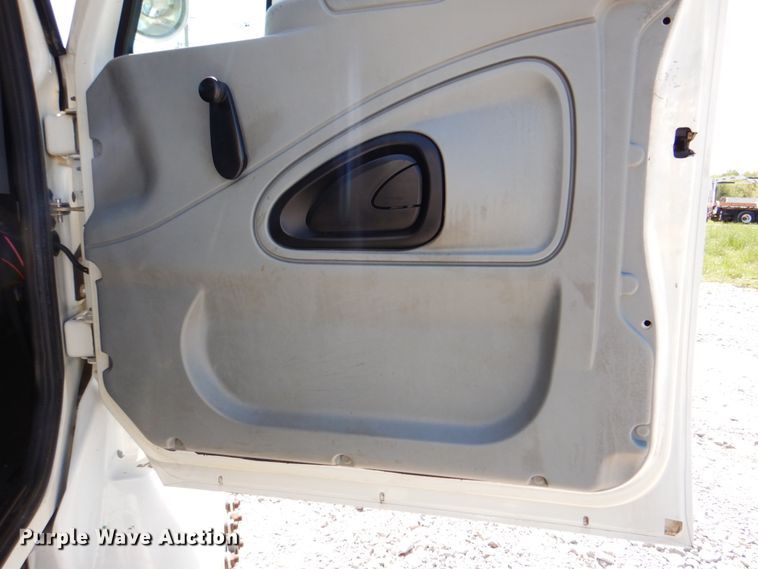 image for item HX9236 2004 International 7400  bucket truck