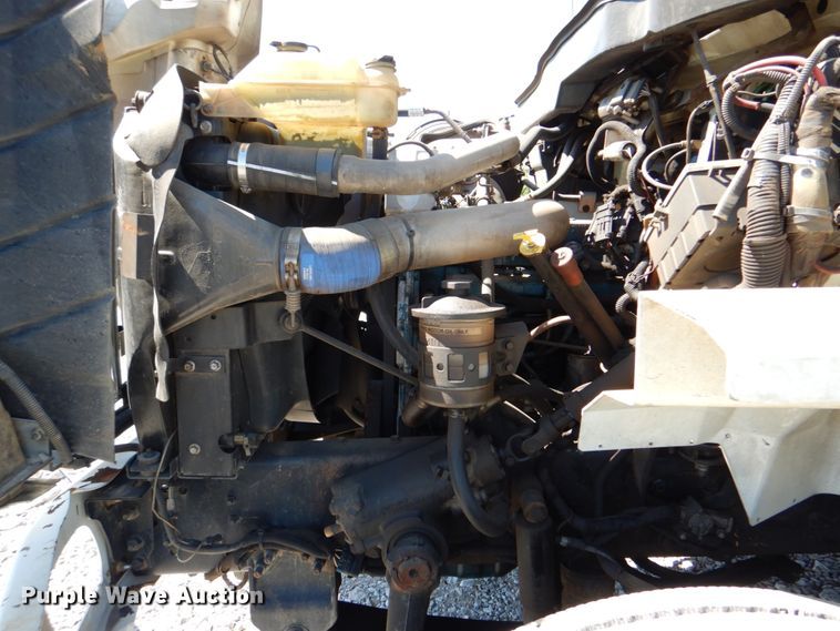 image for item HX9236 2004 International 7400  bucket truck