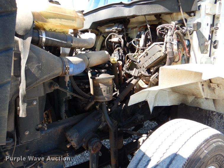 image for item HX9236 2004 International 7400  bucket truck