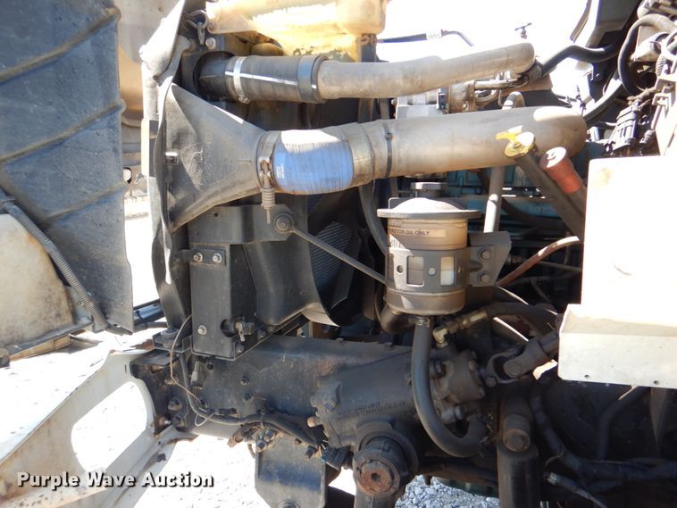 image for item HX9236 2004 International 7400  bucket truck