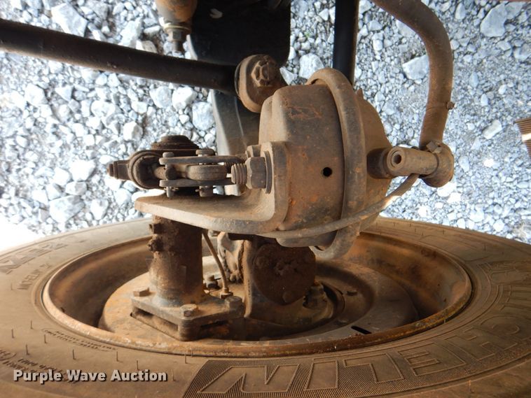 image for item HX9236 2004 International 7400  bucket truck