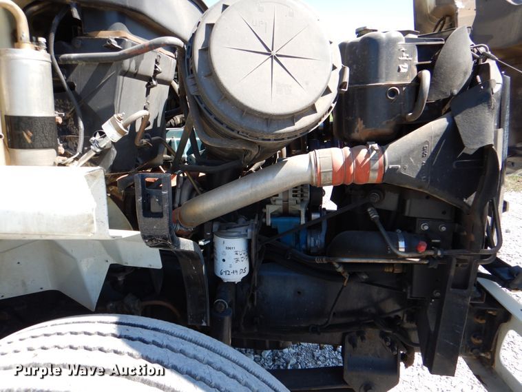 image for item HX9236 2004 International 7400  bucket truck