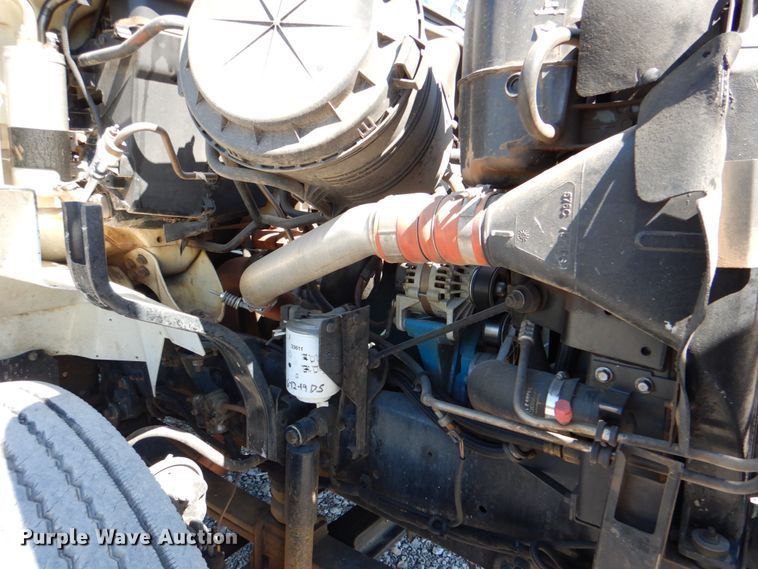 image for item HX9236 2004 International 7400  bucket truck