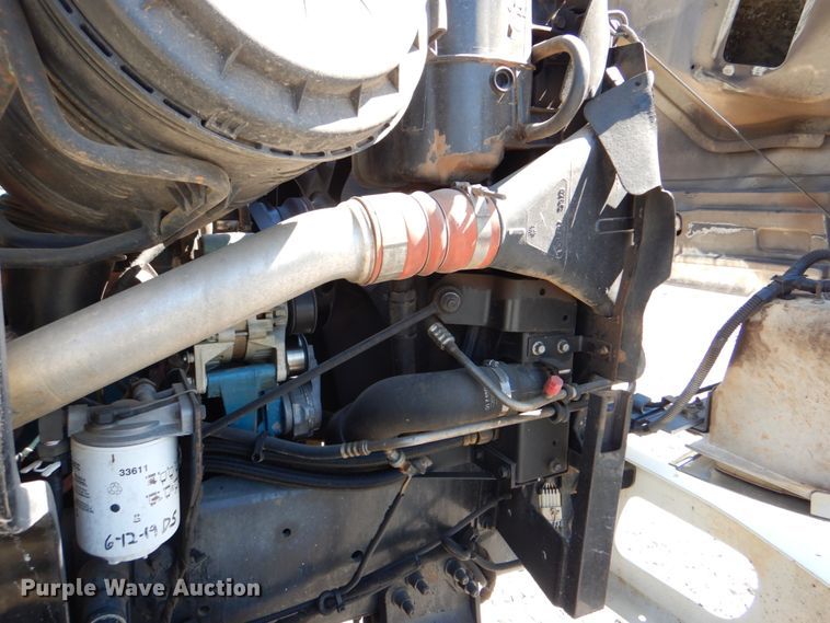 image for item HX9236 2004 International 7400  bucket truck