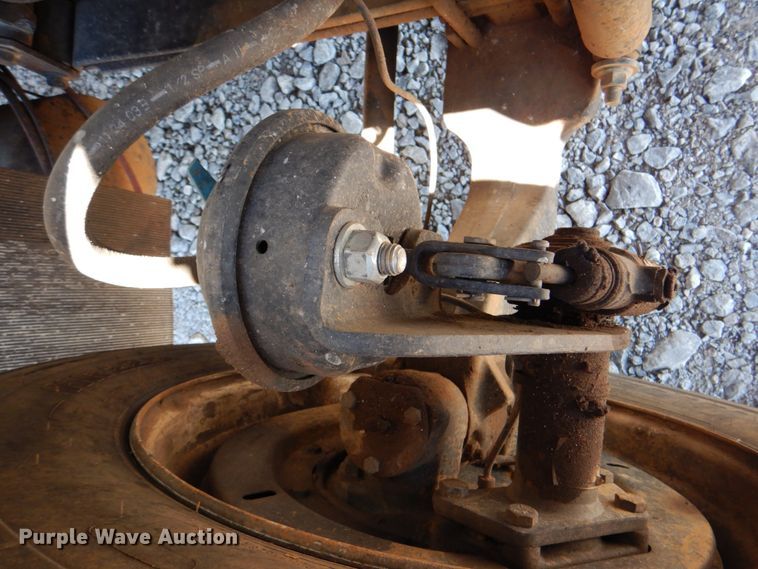 image for item HX9236 2004 International 7400  bucket truck