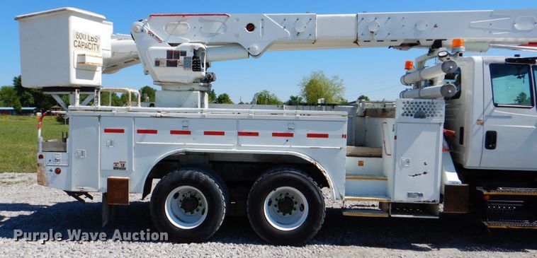 image for item HX9236 2004 International 7400  bucket truck