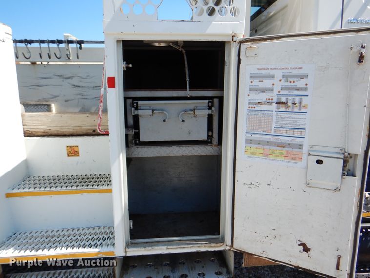 image for item HX9236 2004 International 7400  bucket truck