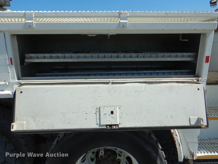 image for item HX9236 2004 International 7400  bucket truck