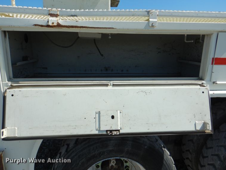image for item HX9236 2004 International 7400  bucket truck