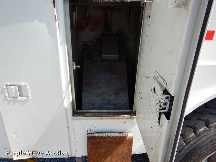 image for item HX9236 2004 International 7400  bucket truck