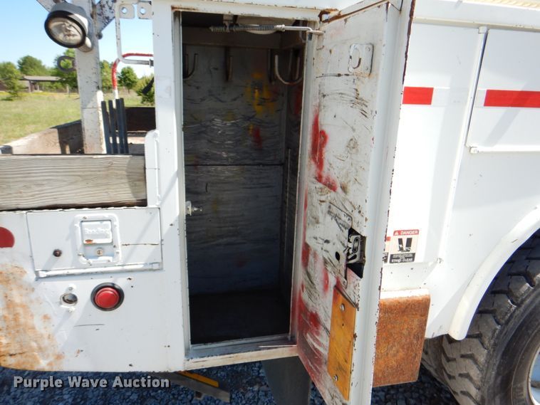 image for item HX9236 2004 International 7400  bucket truck