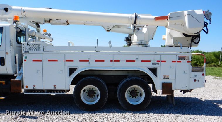 image for item HX9236 2004 International 7400  bucket truck