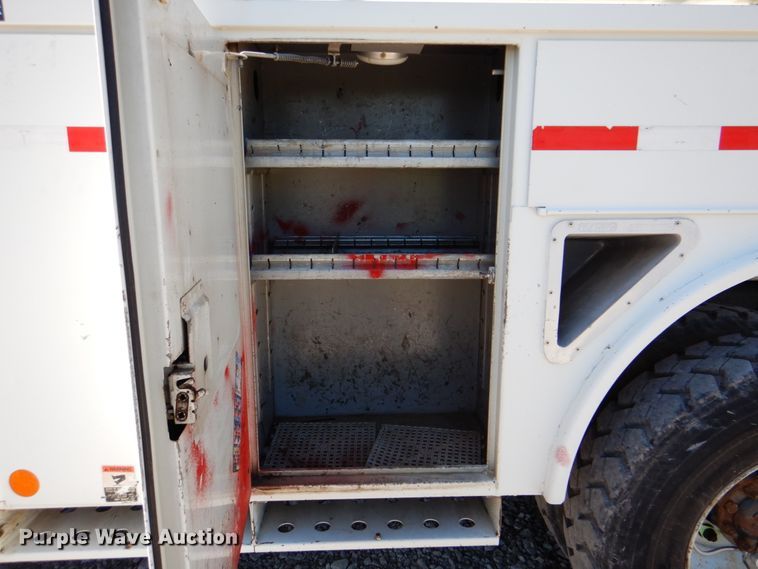 image for item HX9236 2004 International 7400  bucket truck