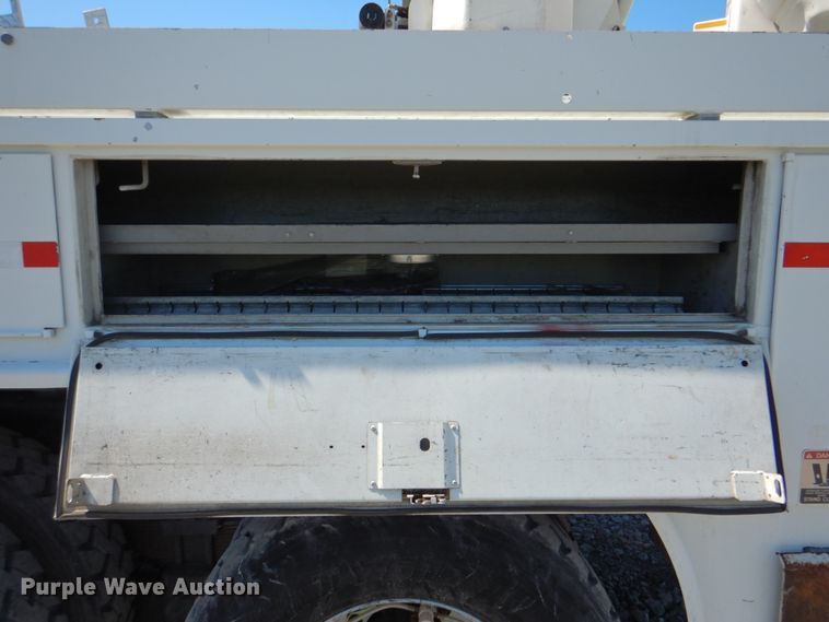 image for item HX9236 2004 International 7400  bucket truck