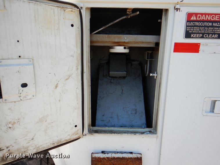 image for item HX9236 2004 International 7400  bucket truck