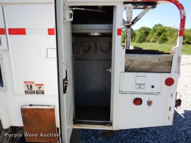 image for item HX9236 2004 International 7400  bucket truck