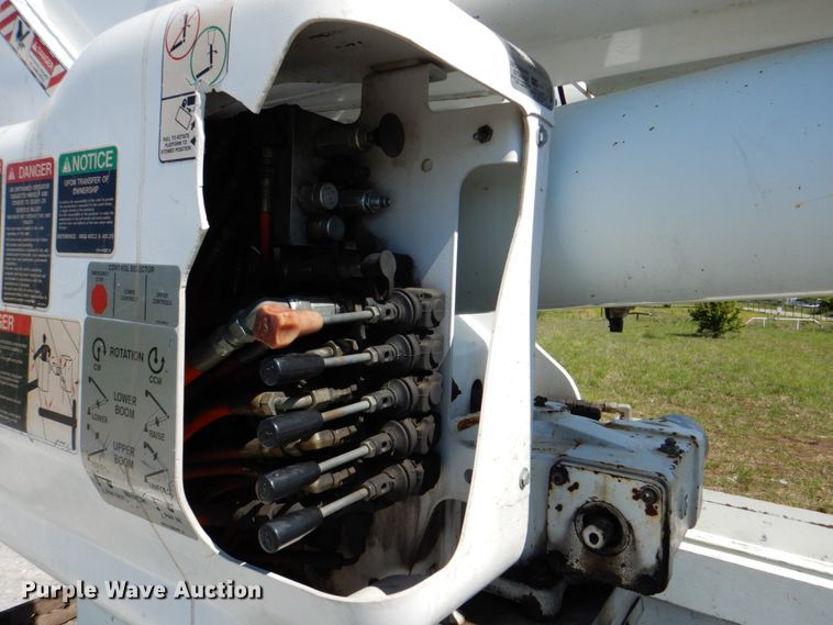 image for item HX9236 2004 International 7400  bucket truck