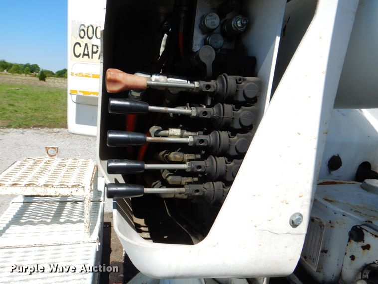 image for item HX9236 2004 International 7400  bucket truck