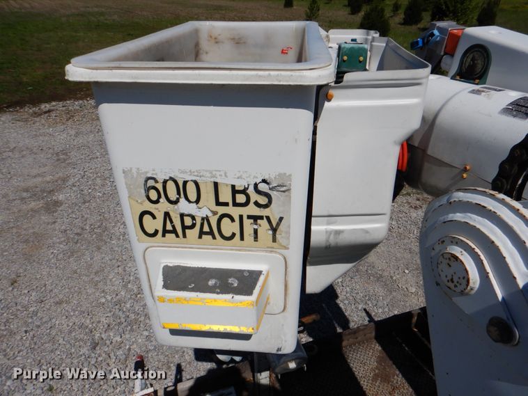 image for item HX9236 2004 International 7400  bucket truck