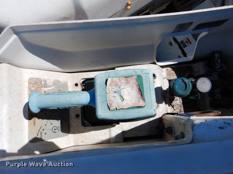 image for item HX9236 2004 International 7400  bucket truck