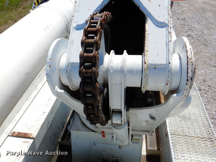 image for item HX9236 2004 International 7400  bucket truck