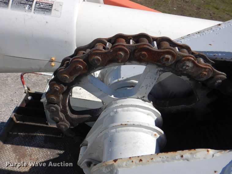 image for item HX9236 2004 International 7400  bucket truck