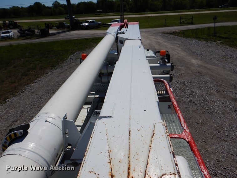 image for item HX9236 2004 International 7400  bucket truck