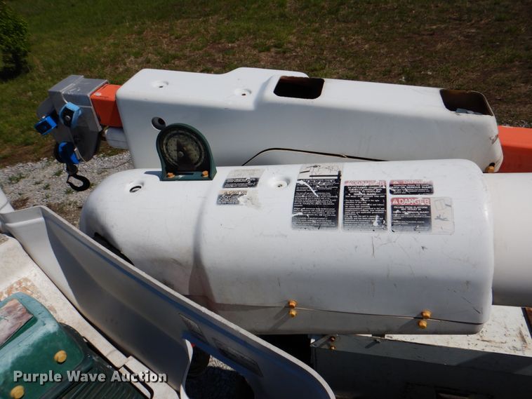 image for item HX9236 2004 International 7400  bucket truck